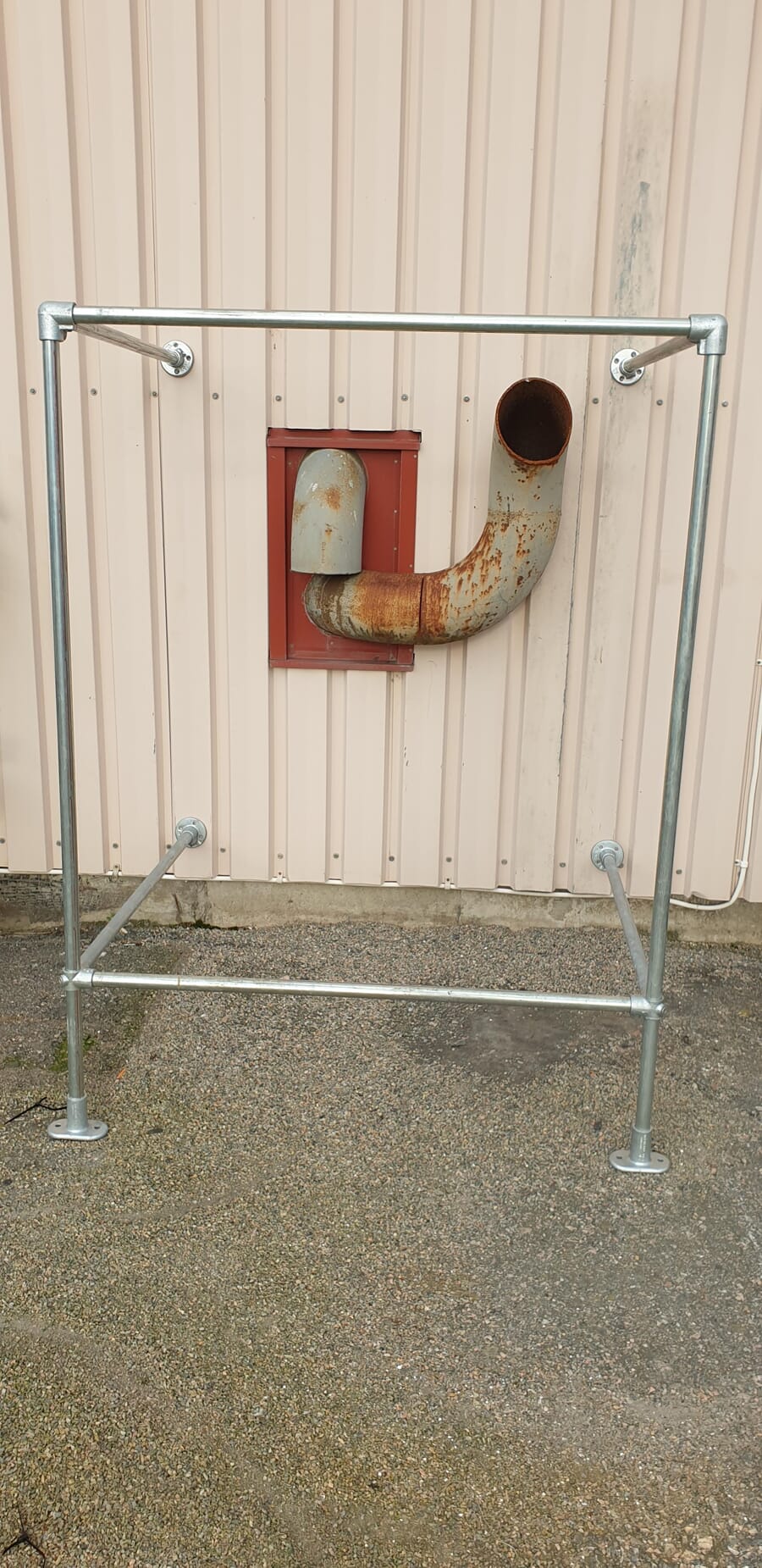 stenger laget rundt ventilasjonssystemet